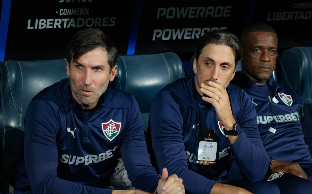 Jogadores do Fluminense reunidos em campo antes de partida decisiva da Libertadores