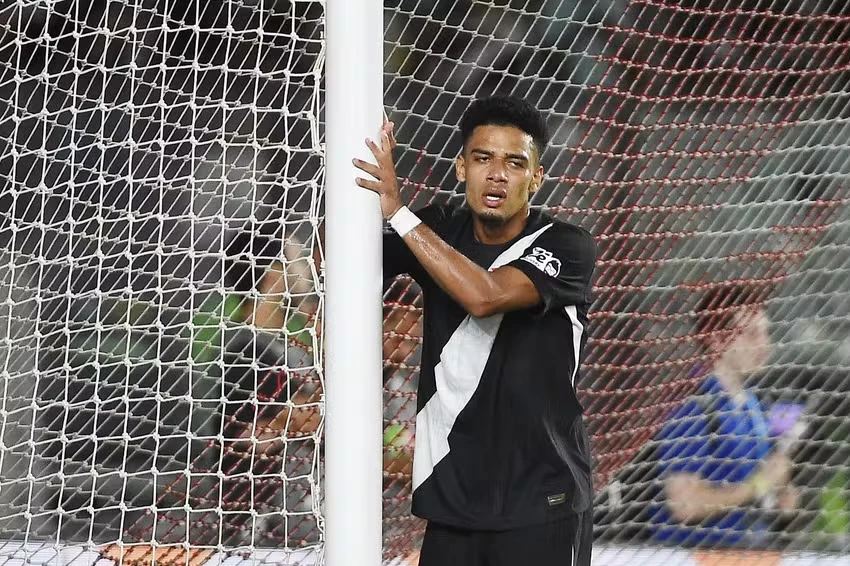 Brenner lamentando oportunidade perdida durante partida contra Volta Redonda