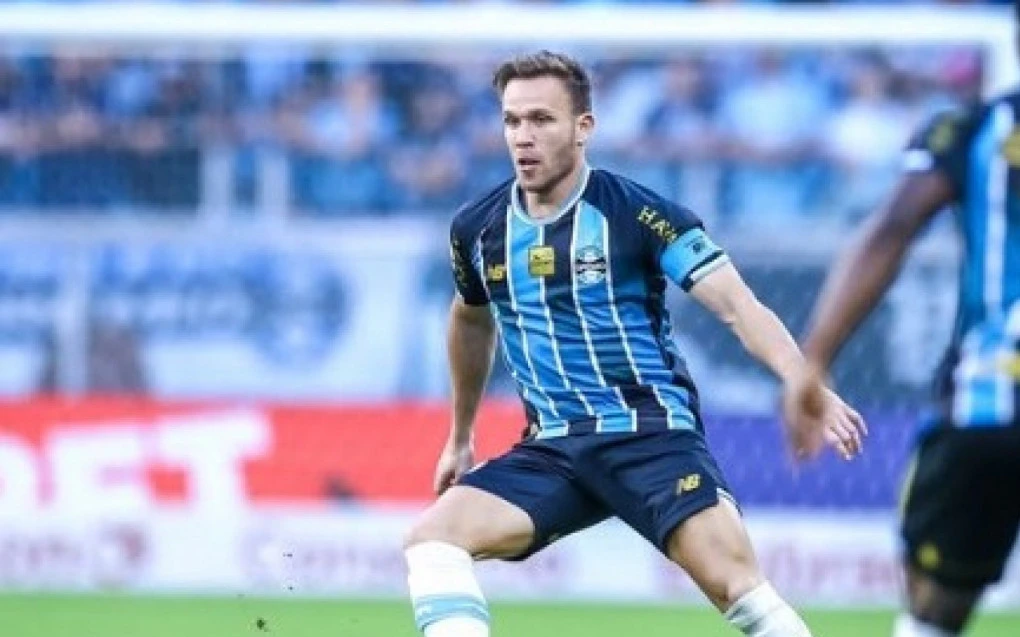 Arthur Melo em campo pelo Grêmio, dominando a bola