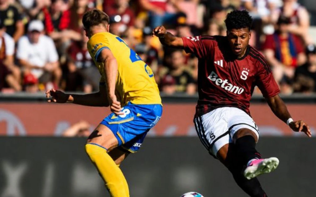 John Mercado em ação com a camisa do Sparta Praha durante partida