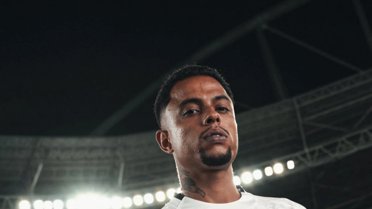 Terceira camisa preta e branca do Botafogo em versão manga longa exibida em fundo neutro