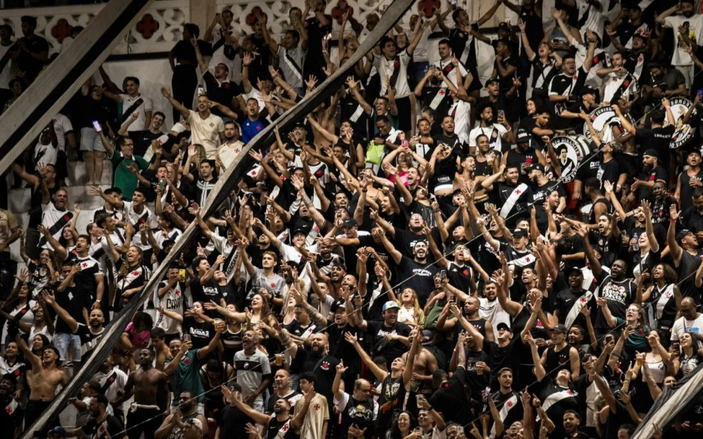 Torcida do Vasco comemorando com bandeiras nas arquibancadas de São Januário