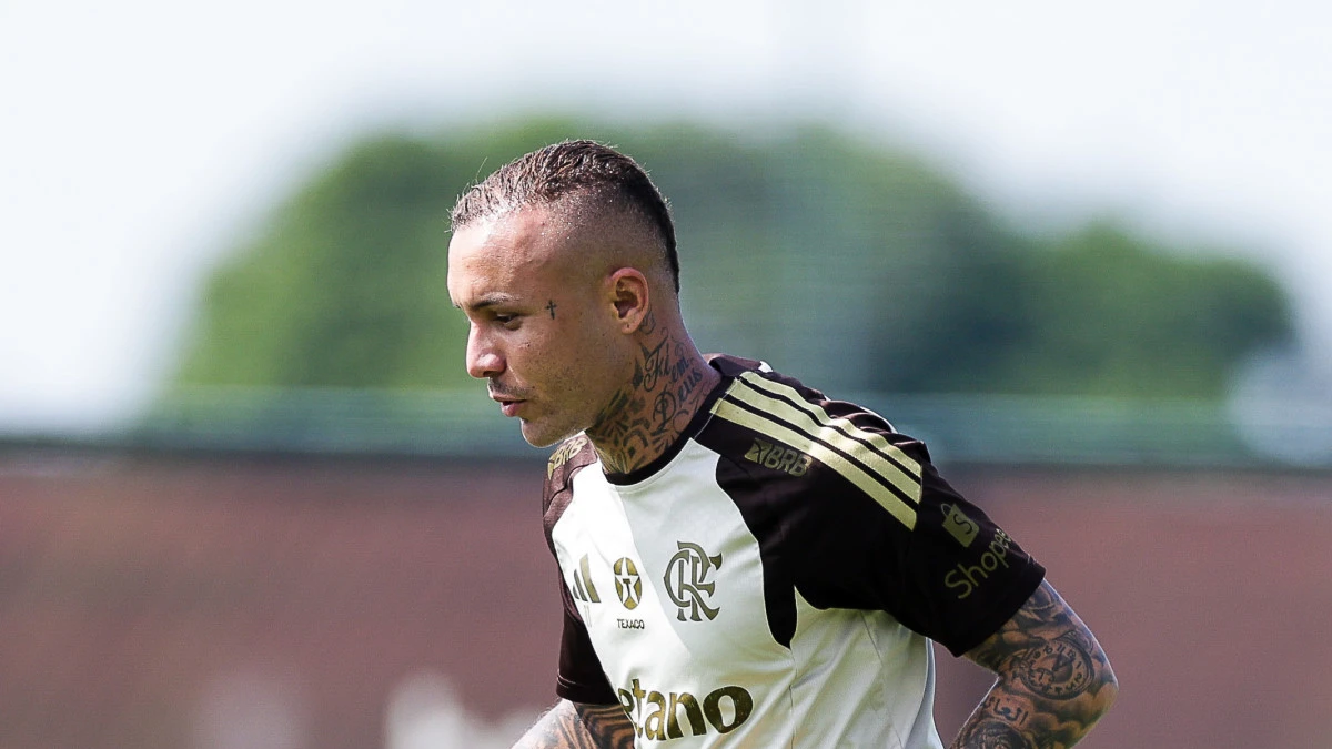 Everton Cebolinha comemorando com a camisa do Flamengo