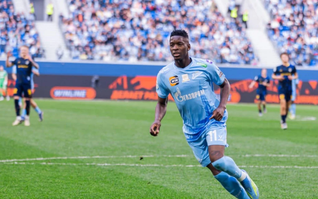 Luiz Henrique com a camisa do Zenit durante partida
