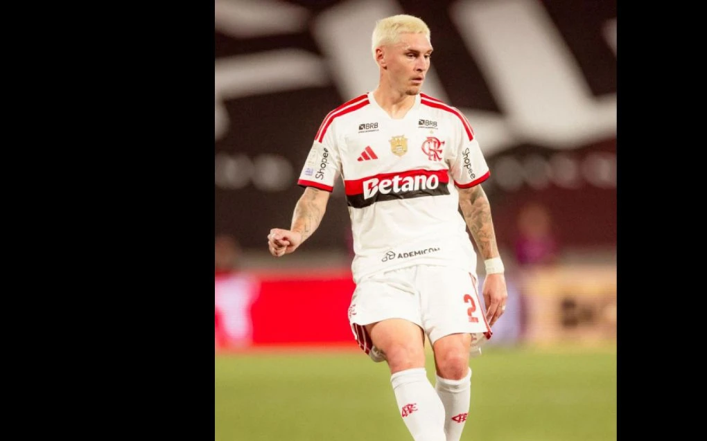 Varela em ação vestindo o uniforme do Flamengo durante partida