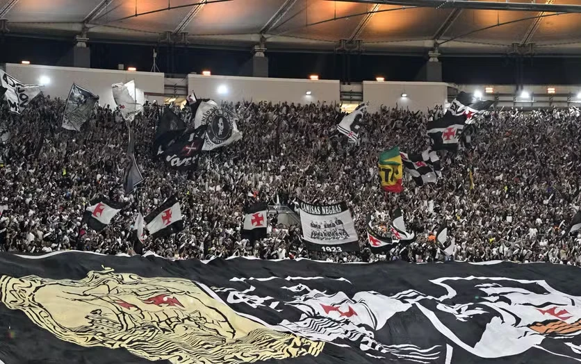 Torcida do Vasco nas arquibancadas com bandeiras e faixas durante jogo