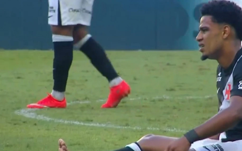 Brenner recebendo atendimento médico em campo durante partida contra o Bahia