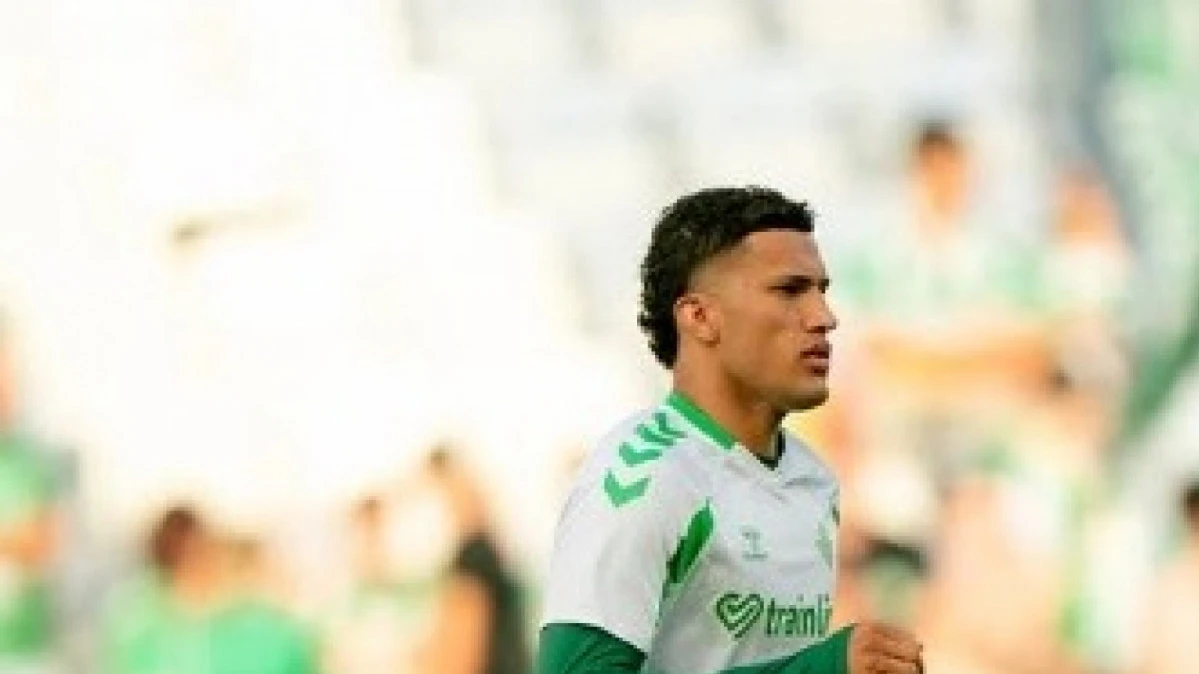Nelson Deossa com a camisa do Real Betis em ação durante partida