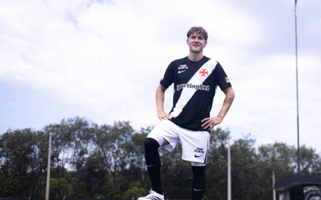 Facundo Colidio com a camisa do Vasco durante apresentação