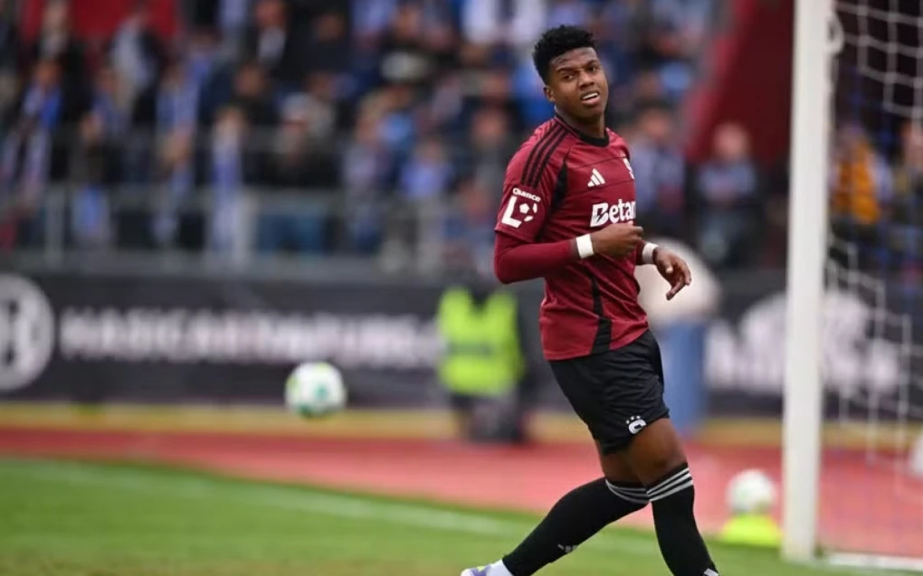 Jhon Mercado em ação com a camisa do Sparta Praha, driblando adversário