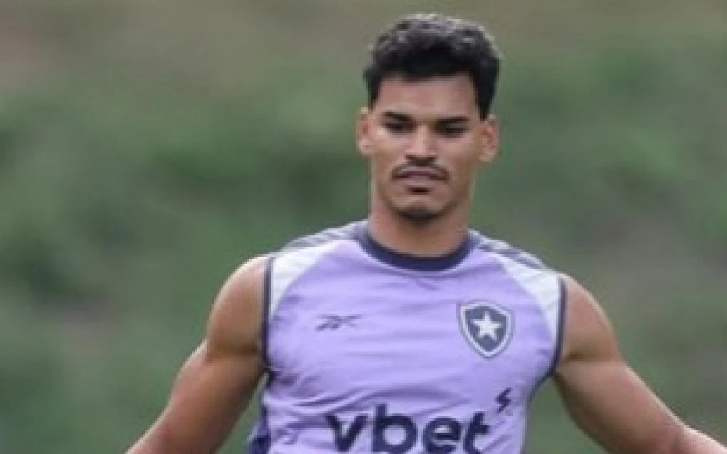 Danilo Barbosa com a camisa do Botafogo em lance de jogo