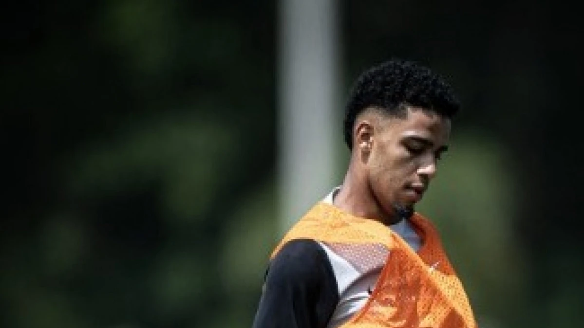 Brenner em treino vestindo roupa de treino do Vasco sobre o gramado