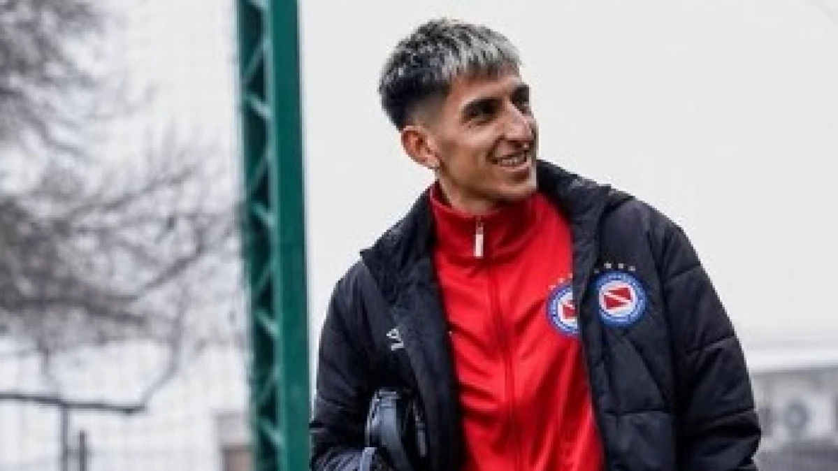 Alan Lescano vestindo a camisa do Argentinos Juniors, posando em campo