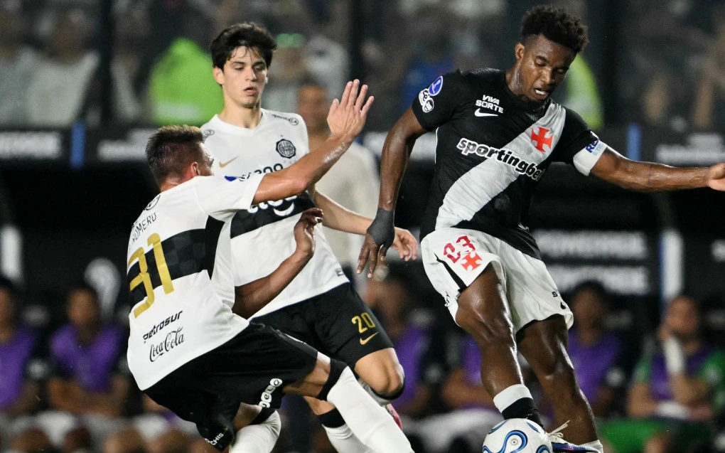 Jogadores do Vasco reunidos no gramado de São Januário durante partida contra Olimpia