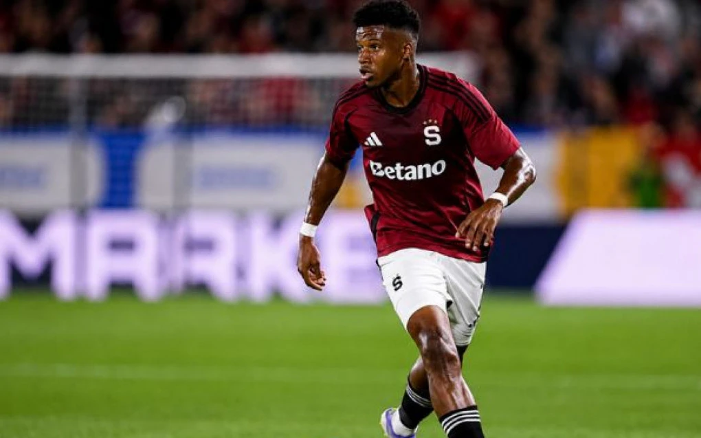 Jhon Mercado em ação com a camisa do Sparta Praha em campo
