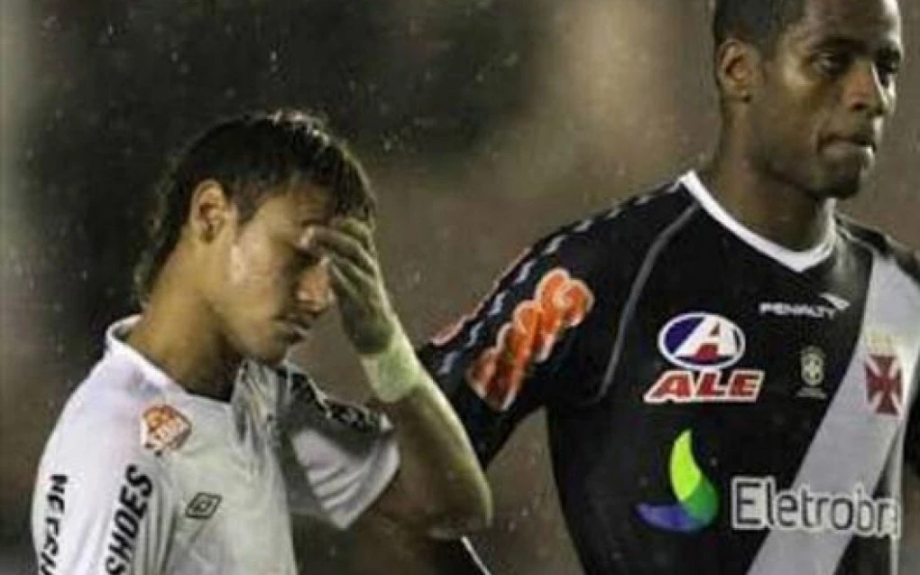 Dedé em disputa de bola com Neymar durante partida do Brasileirão de 2011