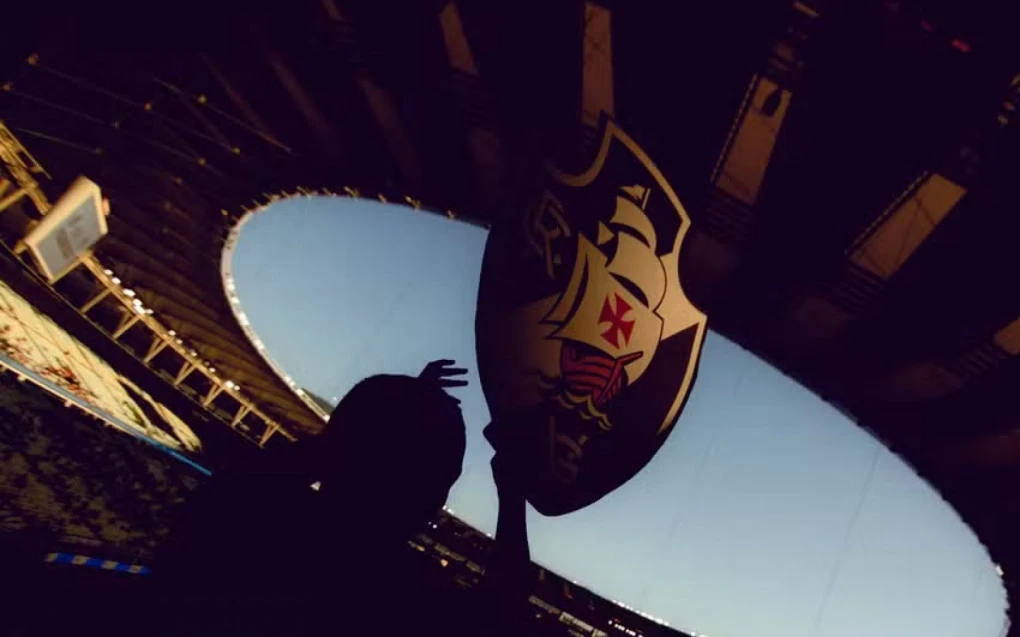 Torcida do Vasco na arquibancada em ato pedindo o Maracanã para jogo decisivo