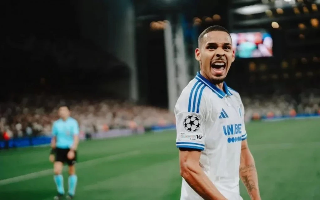 Gabriel Pereira em ação com a camisa do Copenhagen durante partida