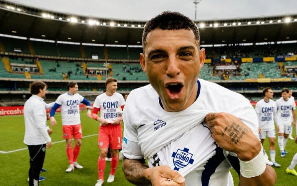 Diego Carlos em ação com a camisa do Como em partida na última temporada