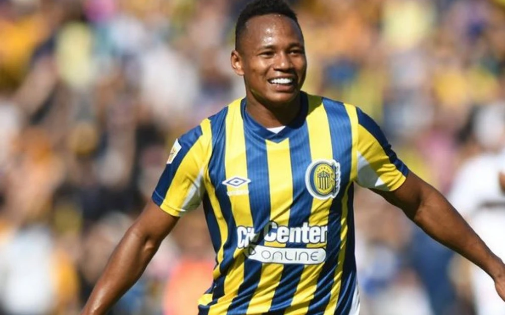 Jaminton Campaz em ação vestindo a camisa do Rosario Central