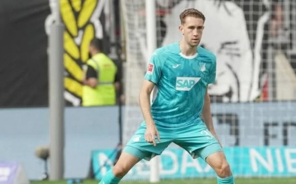 Arthur Chaves em ação vestindo a camisa do Hoffenheim durante partida