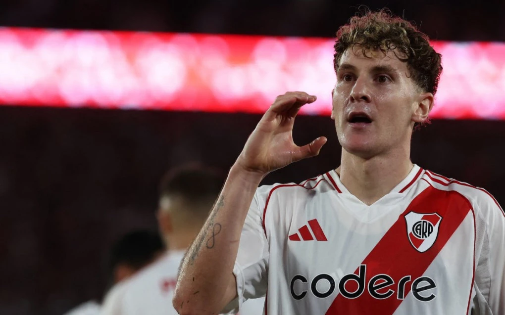 Facundo Colidio com a camisa do River Plate em campo