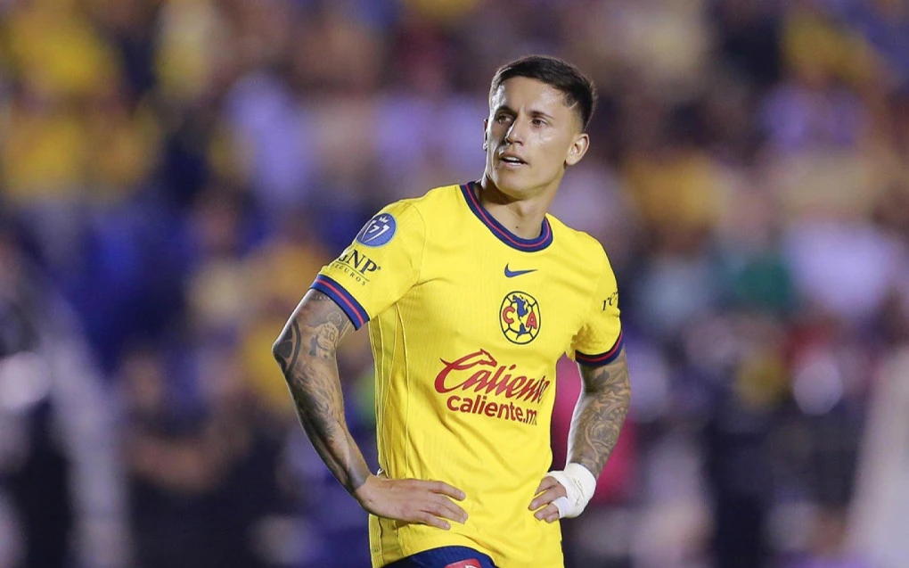 Brian Rodríguez em ação com a camisa do Club América durante partida no México