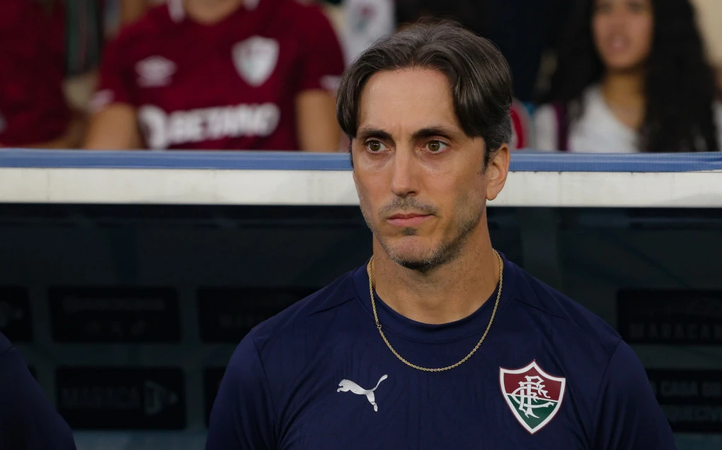 Técnico Luís Zubeldía observando treino do Fluminense à beira do campo