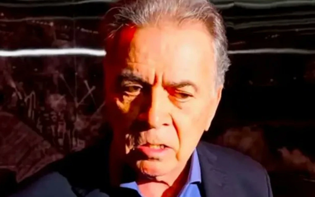 Paulo Pelaipe em coletiva, gesticulando enquanto fala