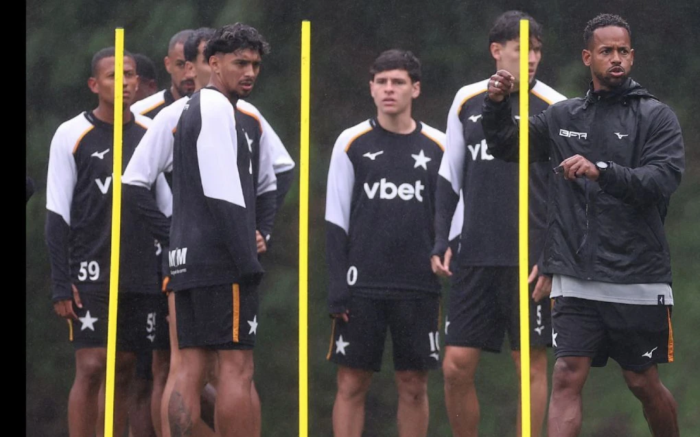 Jogadores do Botafogo durante treino no CT Lonier