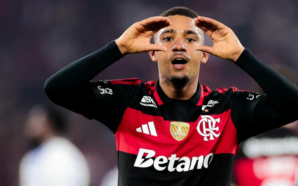 Samuel Lino comemorando um gol com expressão emocionada