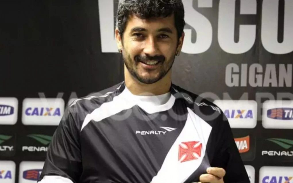 Ex-meia do Vasco Douglas surge irreconhecível e marca em jogo festivo