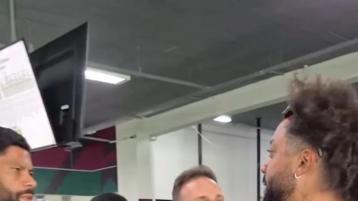 Marcelo cumprimenta Hulk no gramado do CT Carlos Castilho