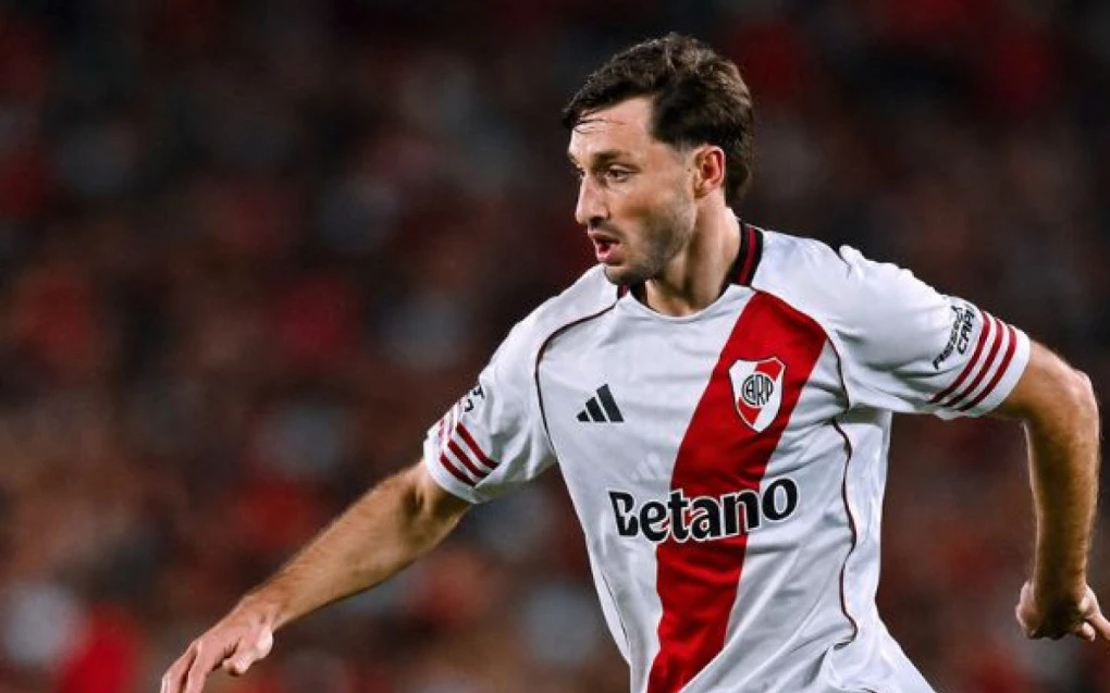 Matías Viña com a camisa do River Plate disputando lance pela lateral esquerda