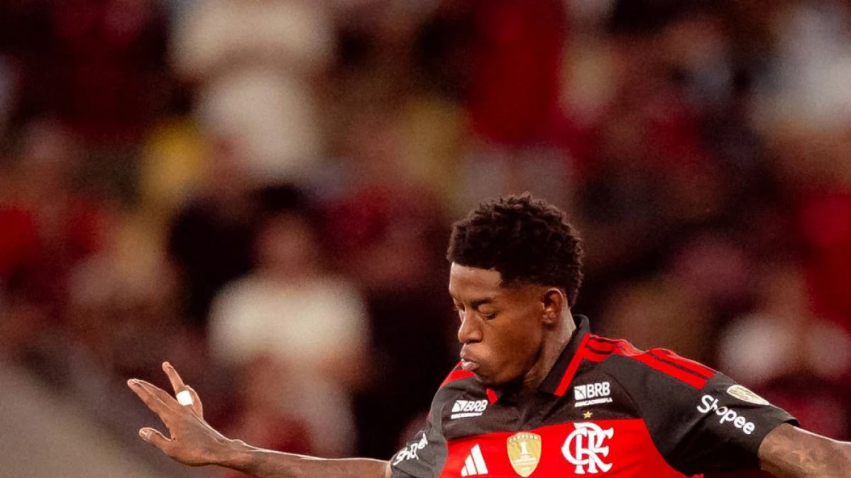 Vitão disputando bola com a camisa do Flamengo