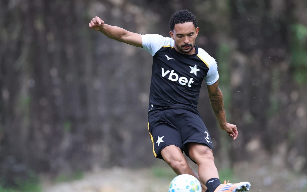 Vitinho em treino do Botafogo no CT Lonier segurando a bola em movimento
