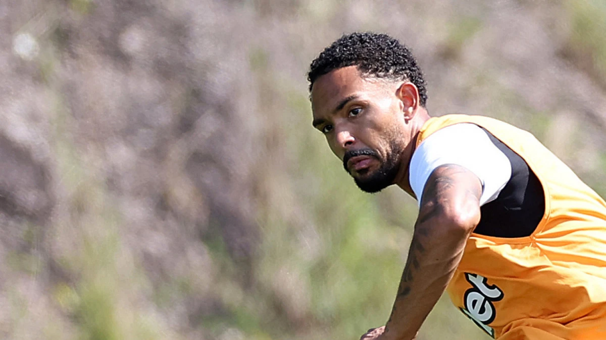 Vitinho em treino do Botafogo com a bola em campo