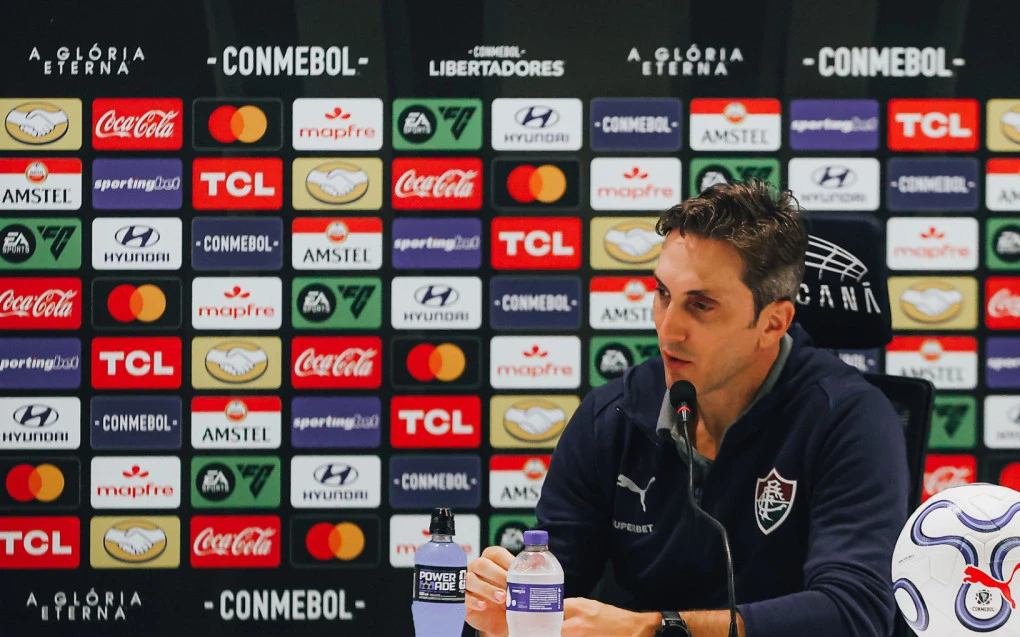 Luis Zubeldía em entrevista coletiva no CT do Fluminense, gesticulando durante fala
