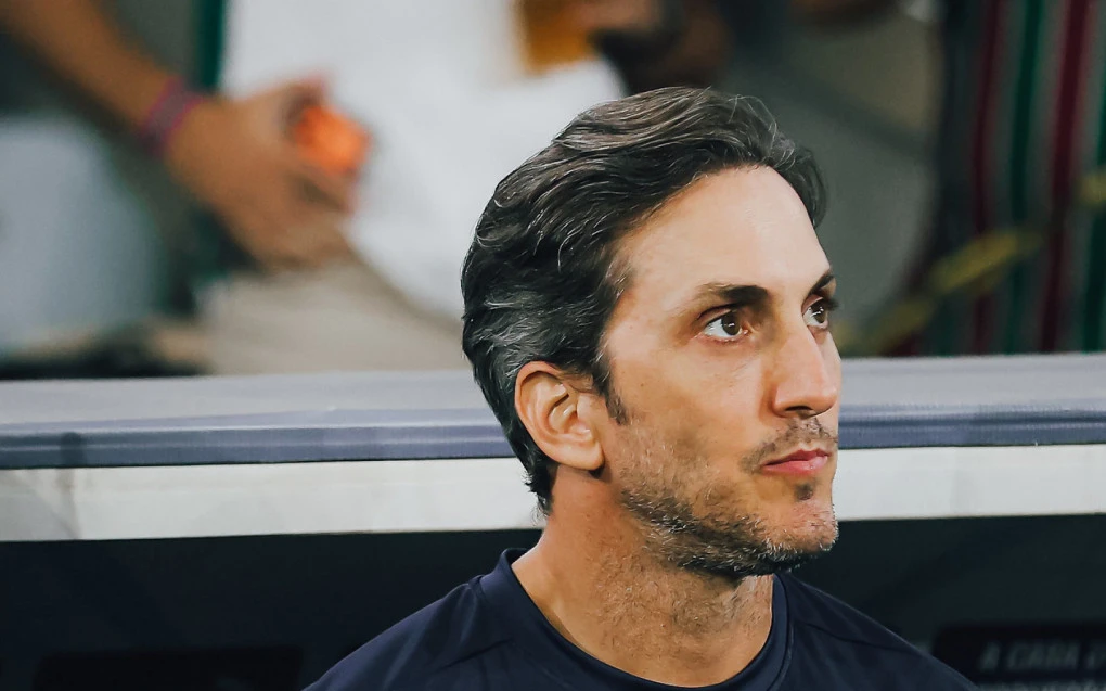 Luis Zubeldía gesticulando no banco durante clássico entre Fluminense e Vasco