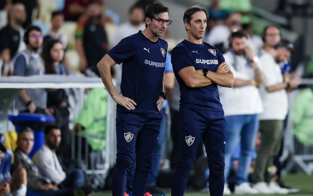 Luis Zubeldía gesticulando à beira do campo durante clássico entre Vasco e Fluminense