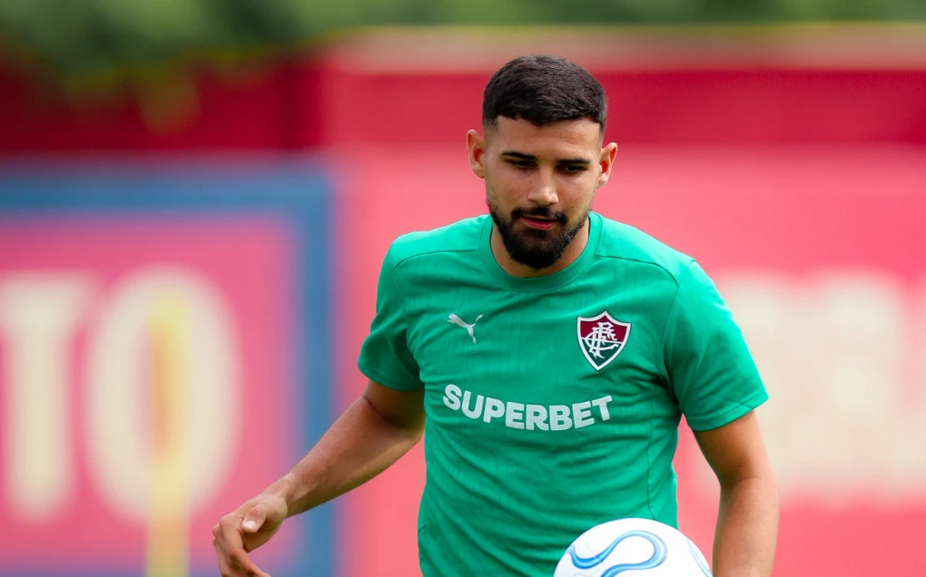 Ignácio segurando a coxa esquerda após sentir dores durante treino do Fluminense