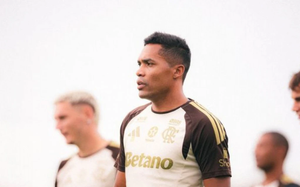 Alex Sandro em treino com o elenco do Flamengo no Ninho do Urubu