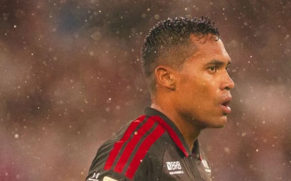 Alex Sandro volta a jogar pelo Flamengo e reabre disputa pela lateral-esquerda