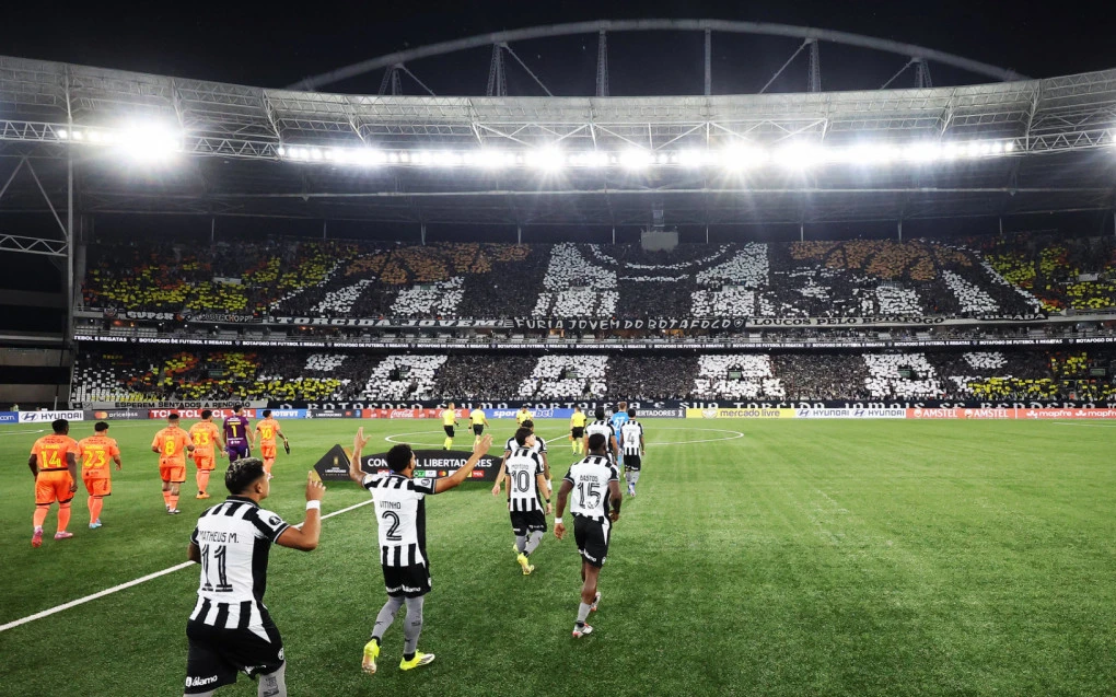 Mosaico da torcida do Botafogo com bandeiras nas arquibancadas