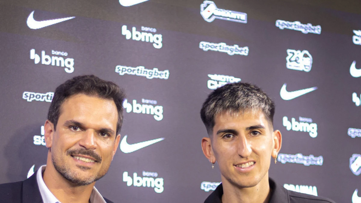 Lescano recebe a camisa 22 do Vasco das mãos do diretor de futebol Admar Lopes