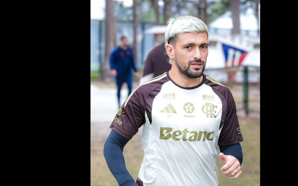 Arrascaeta treinando com a bola em campo em Quito