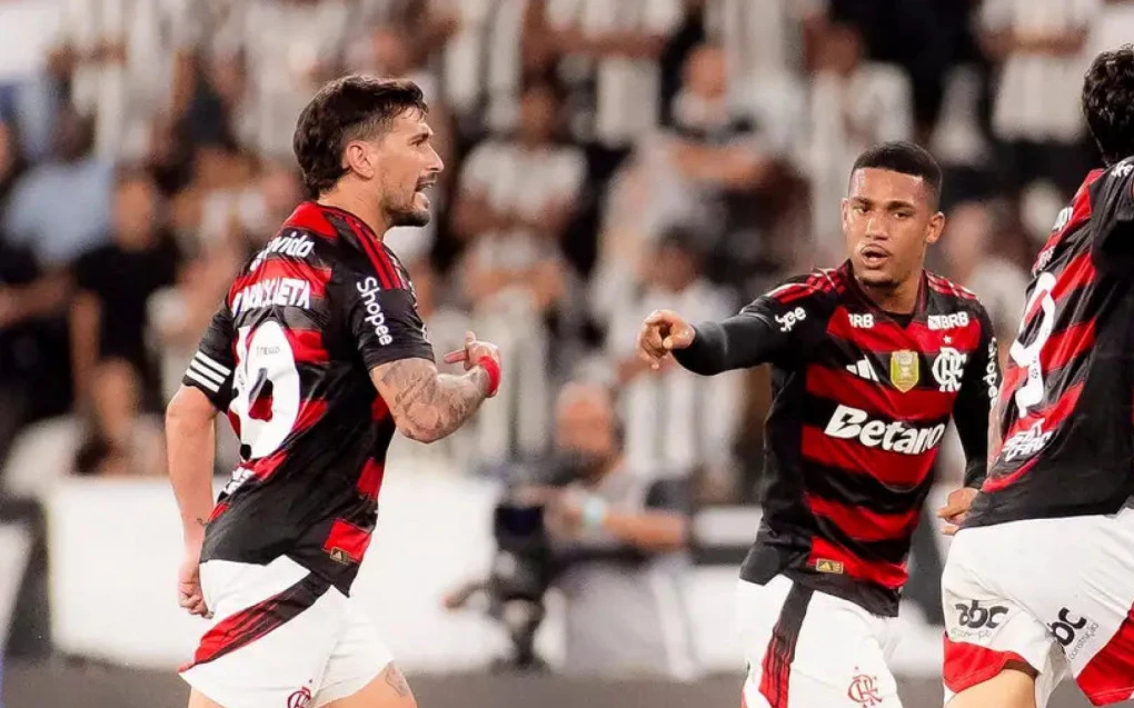 Arrascaeta e Samuel Lino em ação com a camisa do Flamengo