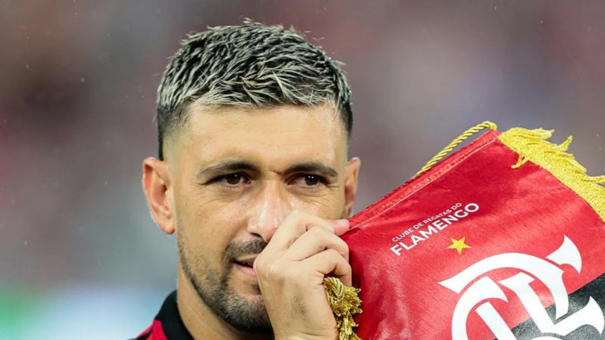 Arrascaeta em ação vestindo a camisa do Flamengo durante uma partida