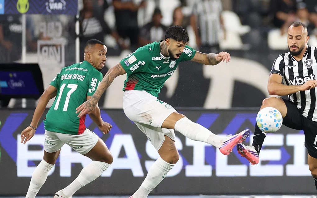 Barboza disputa bola com Arthur Cabral durante Botafogo x Palmeiras