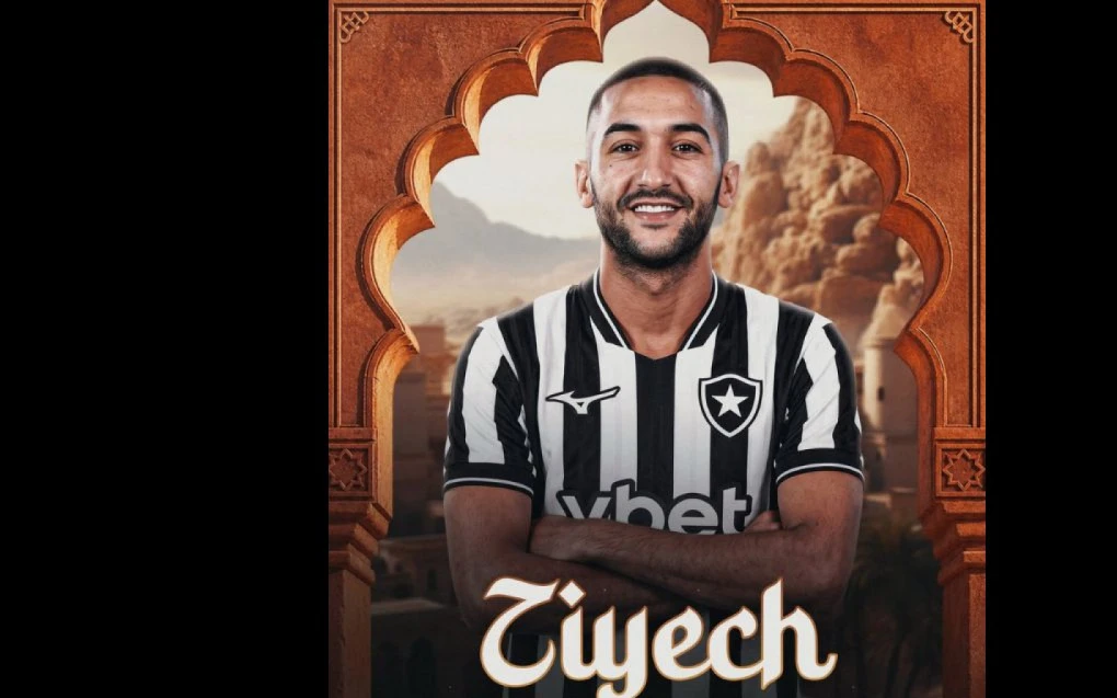 Hakim Ziyech posando com a camisa do Botafogo durante anúncio